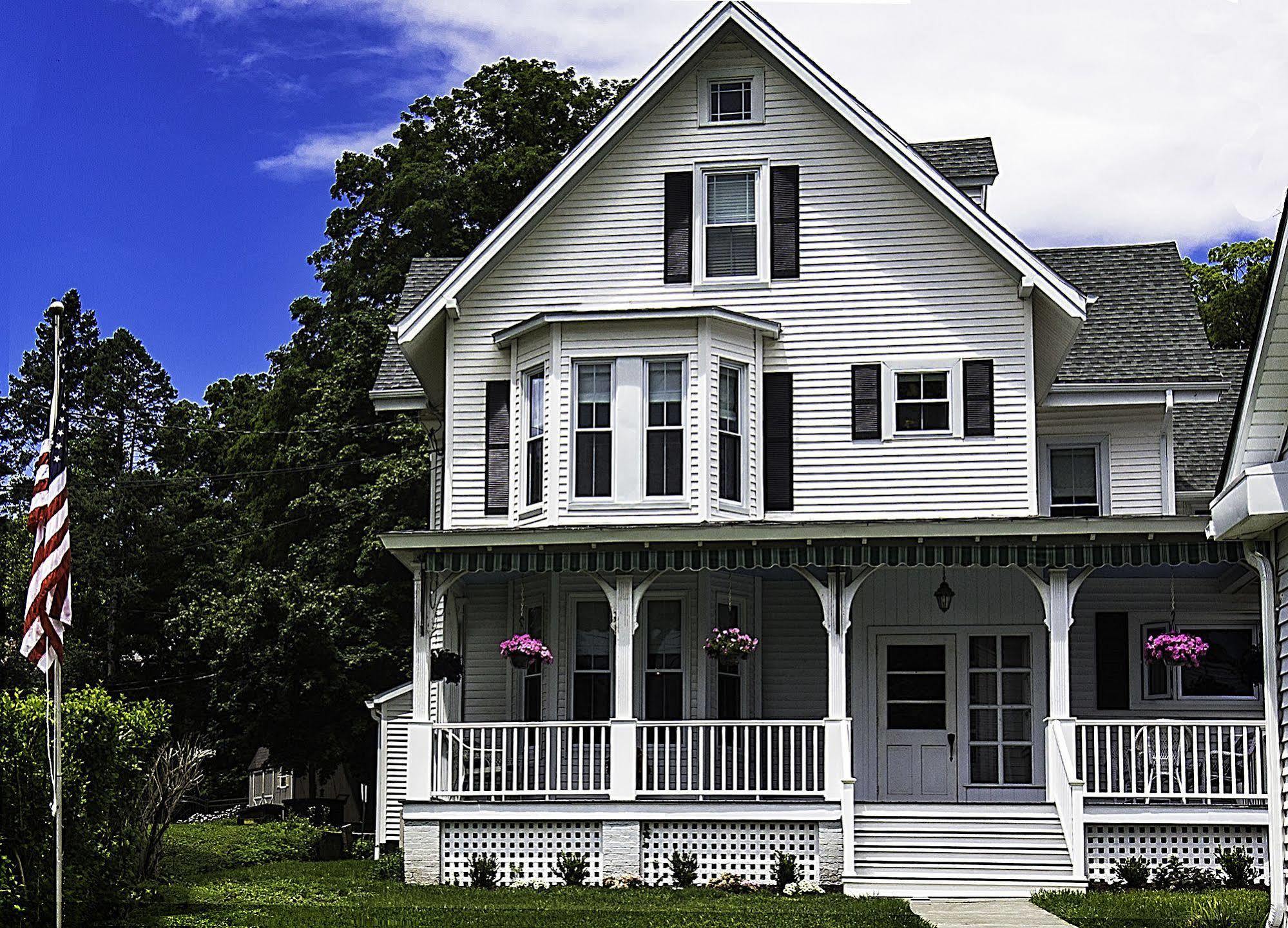 Homestead Inn New Milford Exterior photo